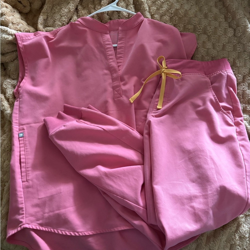 Figs neon pink scrub set S/M